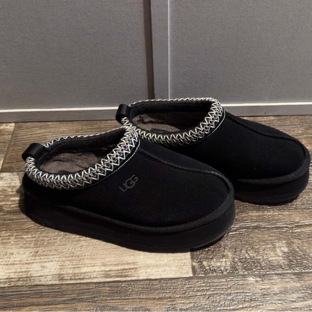 COPY - UGG Tasman slippers Big Kids size 5. Near perfect condition as barely wo…